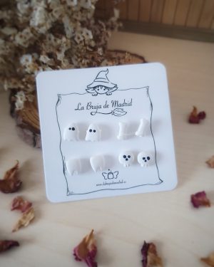 Imagen de una tarjeta donde se ven 4 pares de pendientes: Fantasmas, Huesos, Muelas y Calaverasodos de aspecto cuki