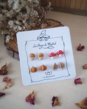 imagen de una tarjeta donde se ven 4 pares de mini pendientes de temática otoñal. Bellota, seta, calabaza y hoja