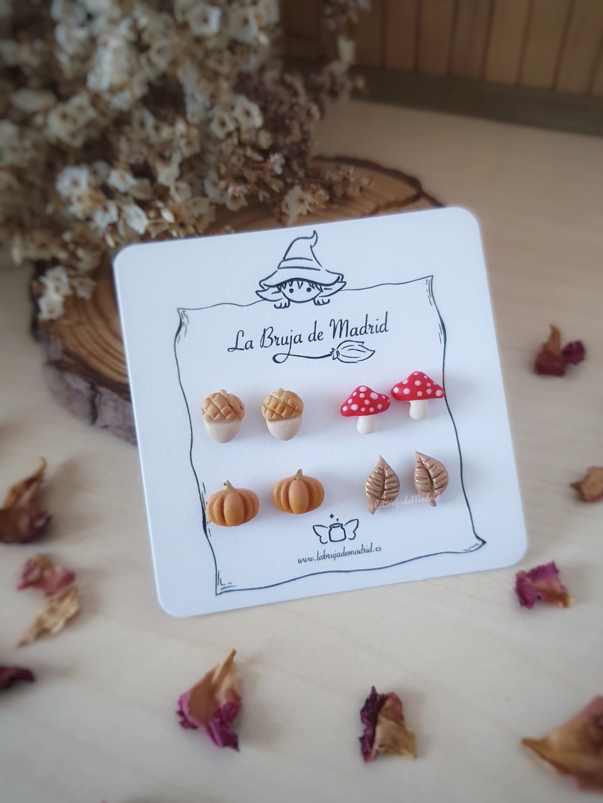 imagen de una tarjeta donde se ven 4 pares de mini pendientes de temática otoñal. Bellota, seta, calabaza y hoja