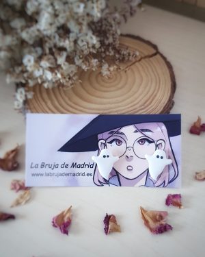 e ve un par de pendientes con forma de fantasma y ojitos adorables.