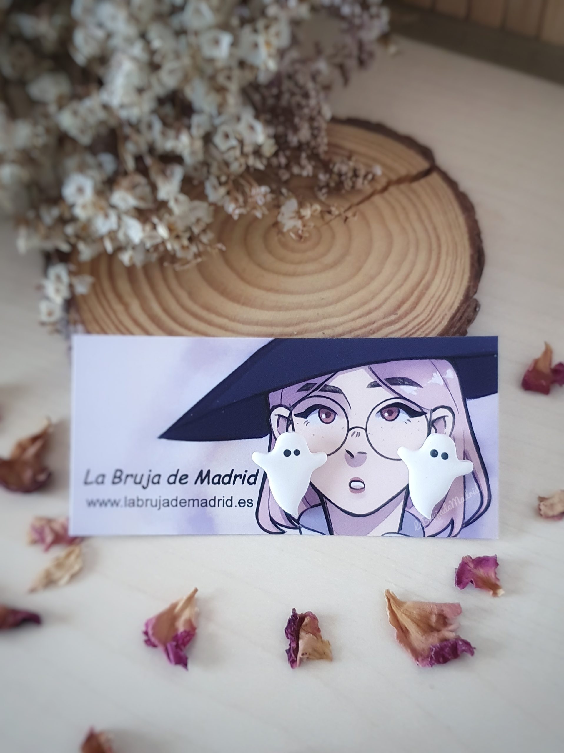 e ve un par de pendientes con forma de fantasma y ojitos adorables.