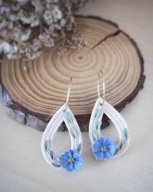 Pendientes Nomeolvides artesanales de arcilla polimérica con flores azules y aro dorado de acero inoxidable