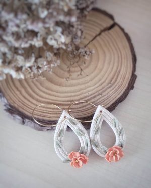 Pendientes Caléndula artesanales de arcilla polimérica con flores naranjas y aro dorado de acero inoxidable