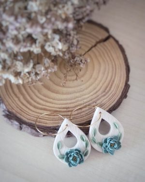 Pendientes Jade modelados a mano en arcilla polimérica con flores verdes y hojas sobre base texturizada