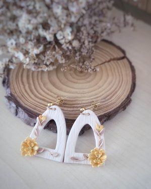 Pendientes Ámbar hechos a mano en arcilla polimérica con flores amarillas y base texturizada en tonos claros