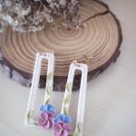 Pendientes Pensamientos de arcilla polimérica con flores malva y azul modeladas a mano