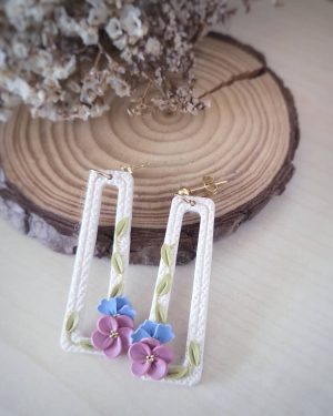 Pendientes Pensamientos de arcilla polimérica con flores malva y azul modeladas a mano