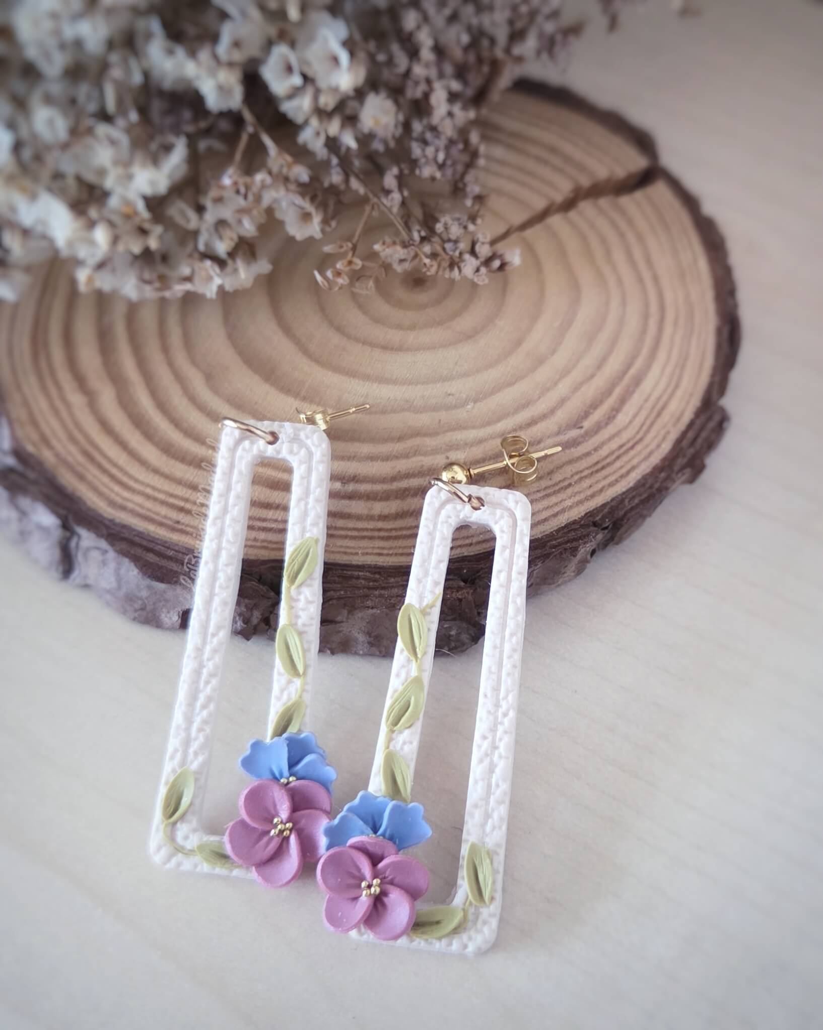 Pendientes Pensamientos de arcilla polimérica con flores malva y azul modeladas a mano