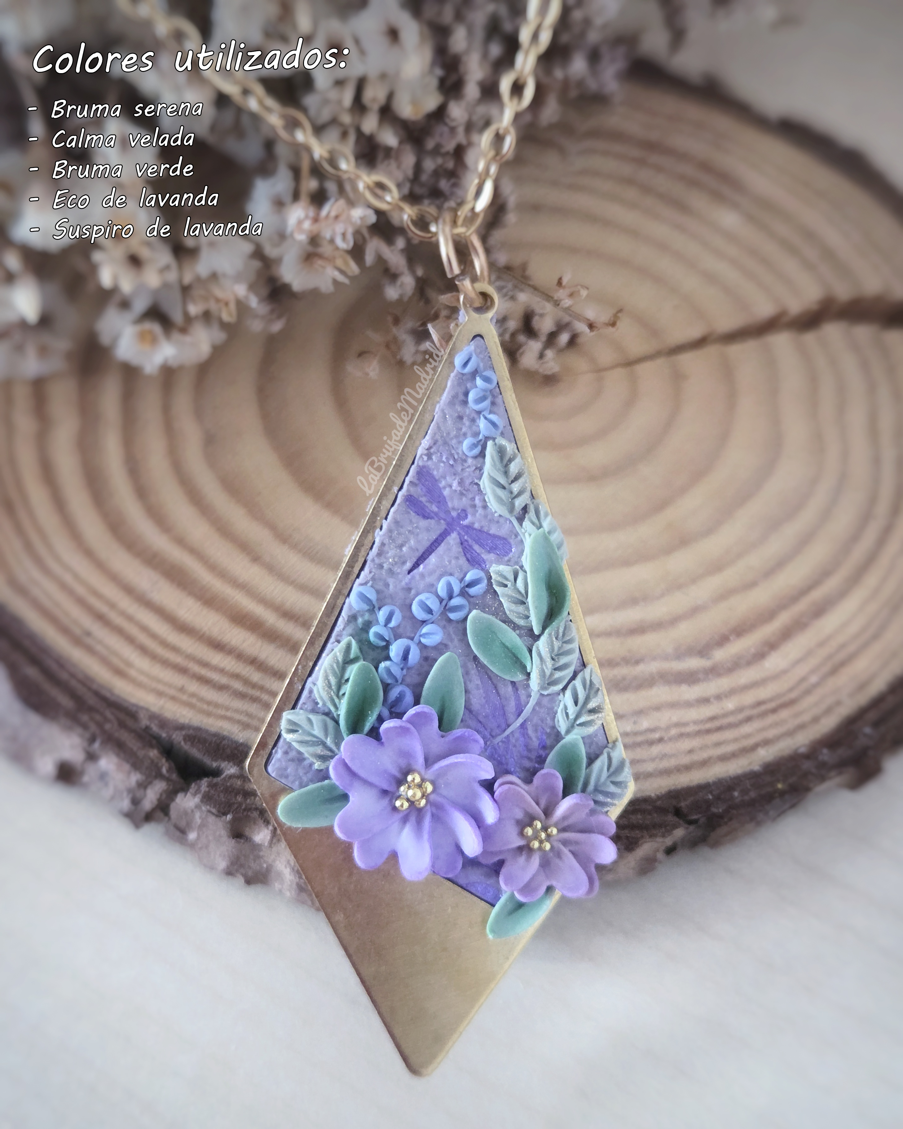 Imagen de un colgante de bordes dorados y colores morados, lilas y verdes utilizando los colores de la paleta de color velos y susurros