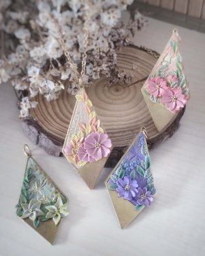 Colección Flores con Historia de La Bruja de Madrid con cuatro colgantes artesanales inspirados en las paletas Velos y Susurros, Botánica Viva, Luz Dorada y Jardín Velado.
