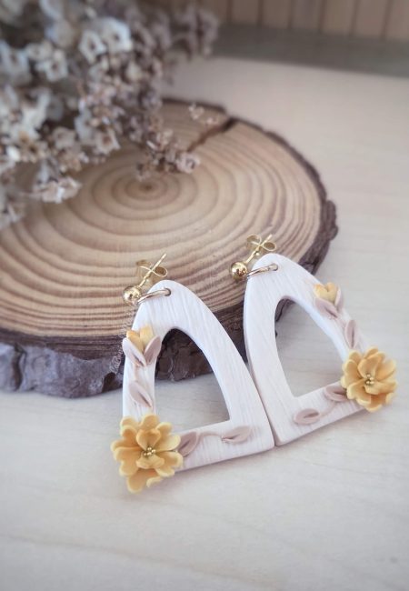 Pendientes Ámbar artesanales inspirados en la naturaleza con flores amarillas y hojas en tonos suaves